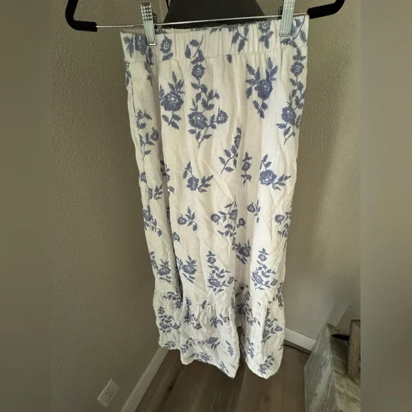 Abercrombie & Fitch Linen-Blend
Embroidered Tiered Maxi Skirt NWOT - Picture 9 of 9